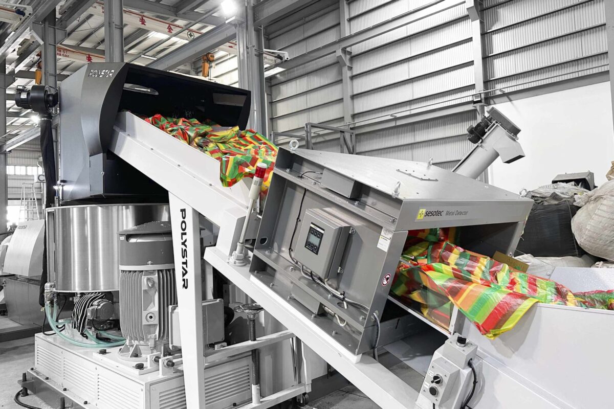 Extrusora industrial procesando plástico reciclado en planta de reciclaje mecánico durante Plastics Recycling LATAM 2026